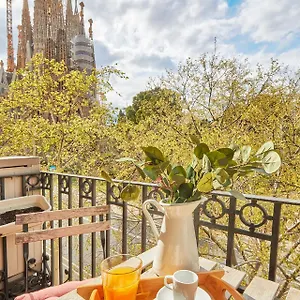 bbarcelona-sagrada-familia-garden-apartment.topbarcelonahotels.com/